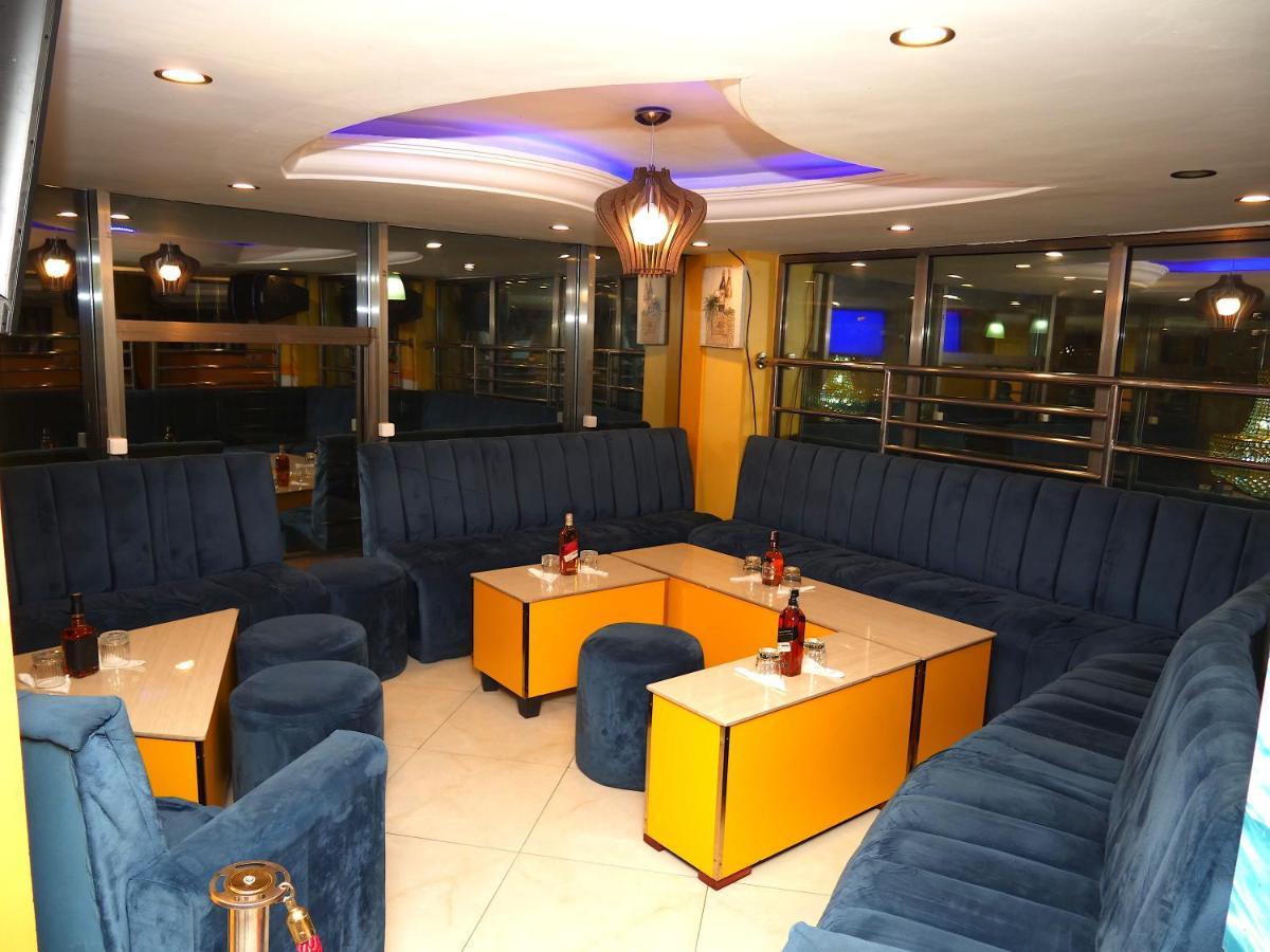 Marriot Metropolitan Hotel Douala Exterior photo