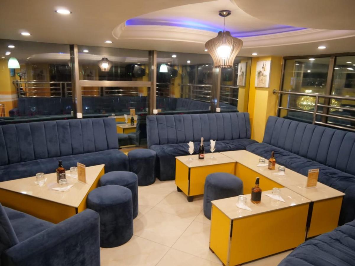 Marriot Metropolitan Hotel Douala Exterior photo